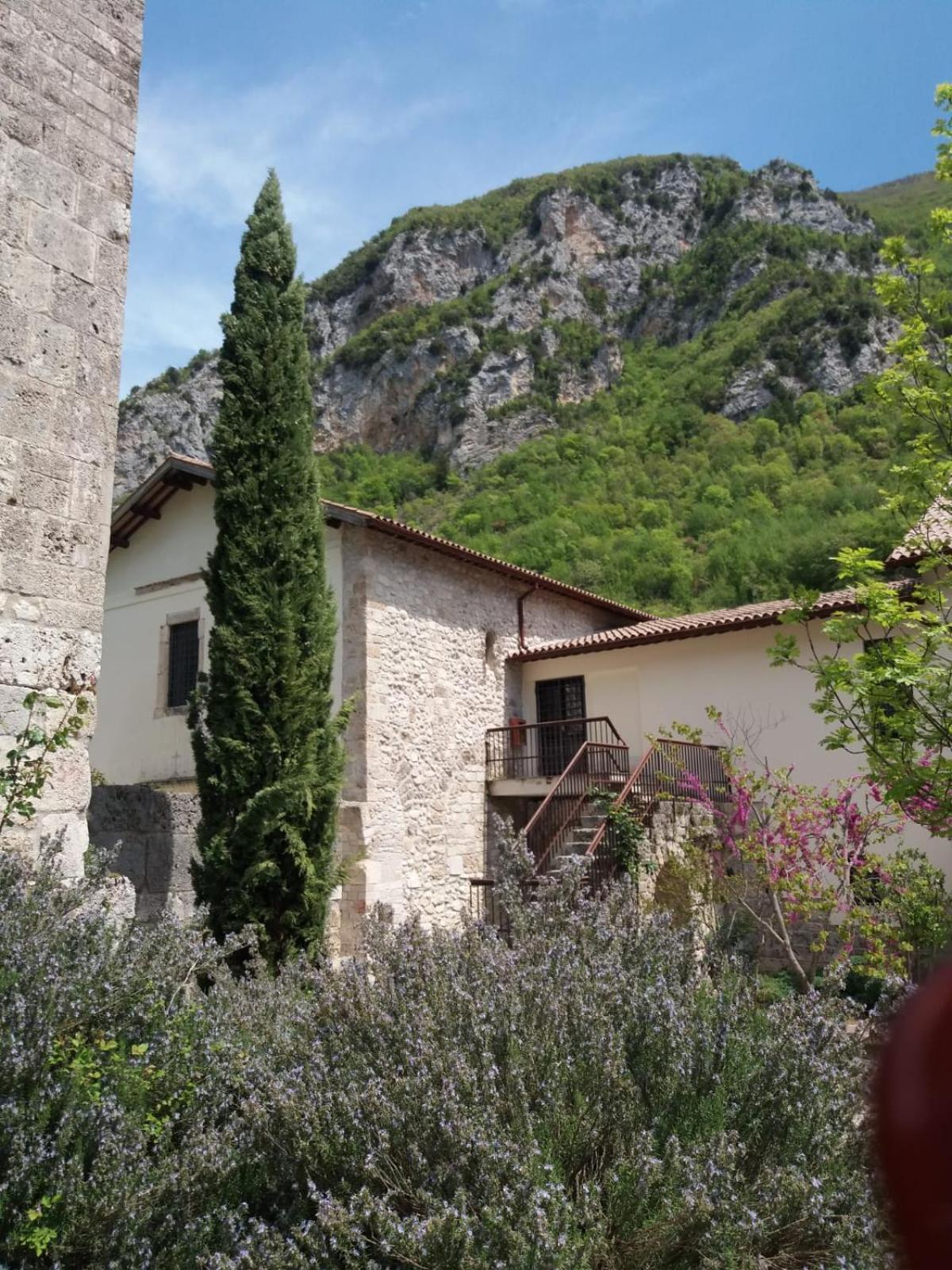 Hotel Abbazia Ss. Quirico E Giulitta Micigliano Esterno foto
