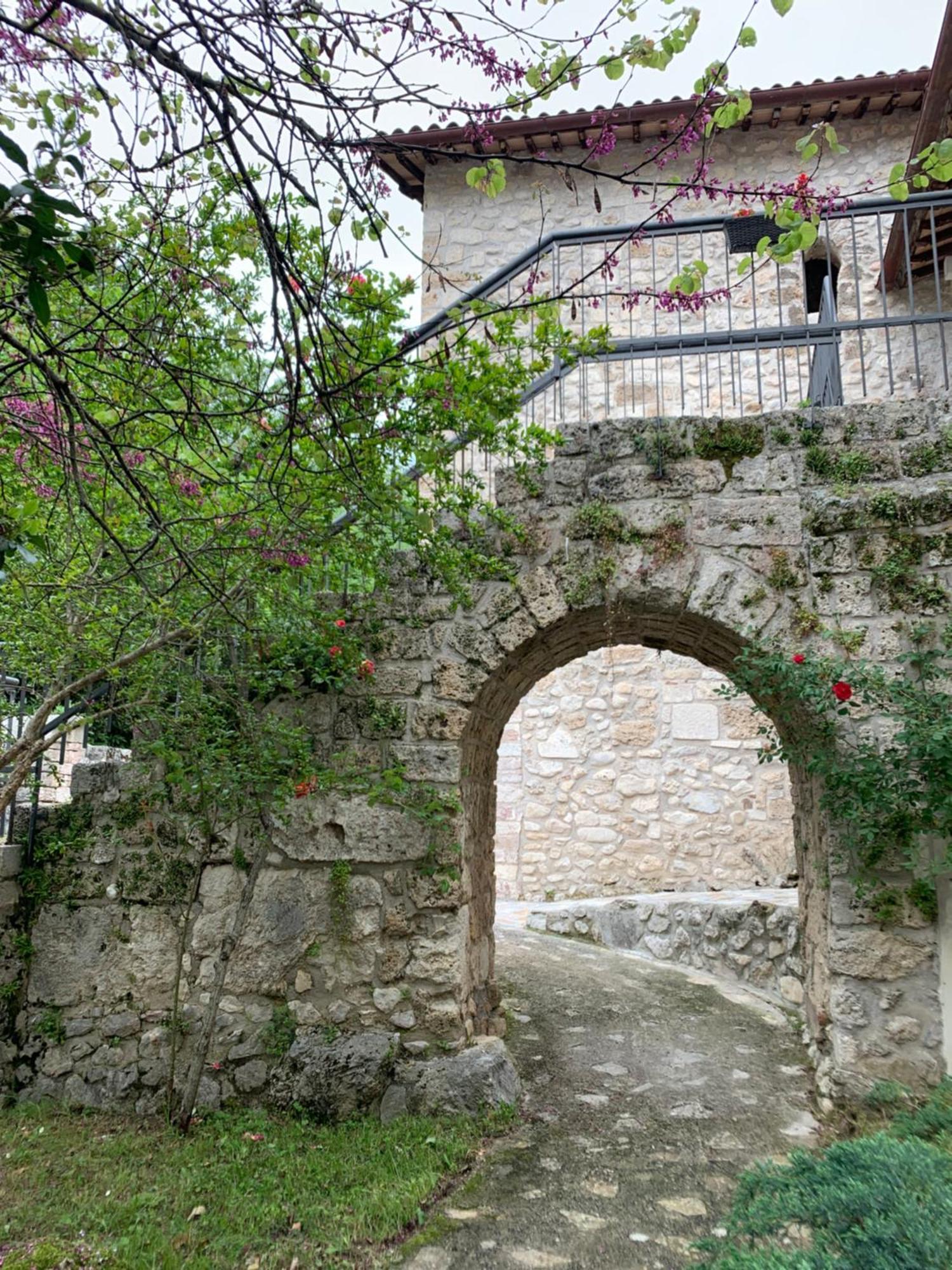Hotel Abbazia Ss. Quirico E Giulitta Micigliano Esterno foto